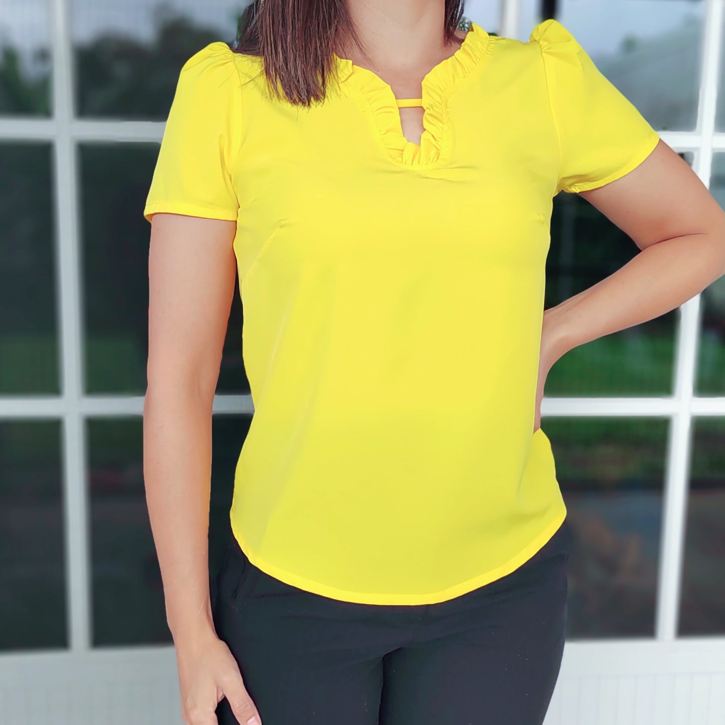 Blusa detalle en escote amarillo