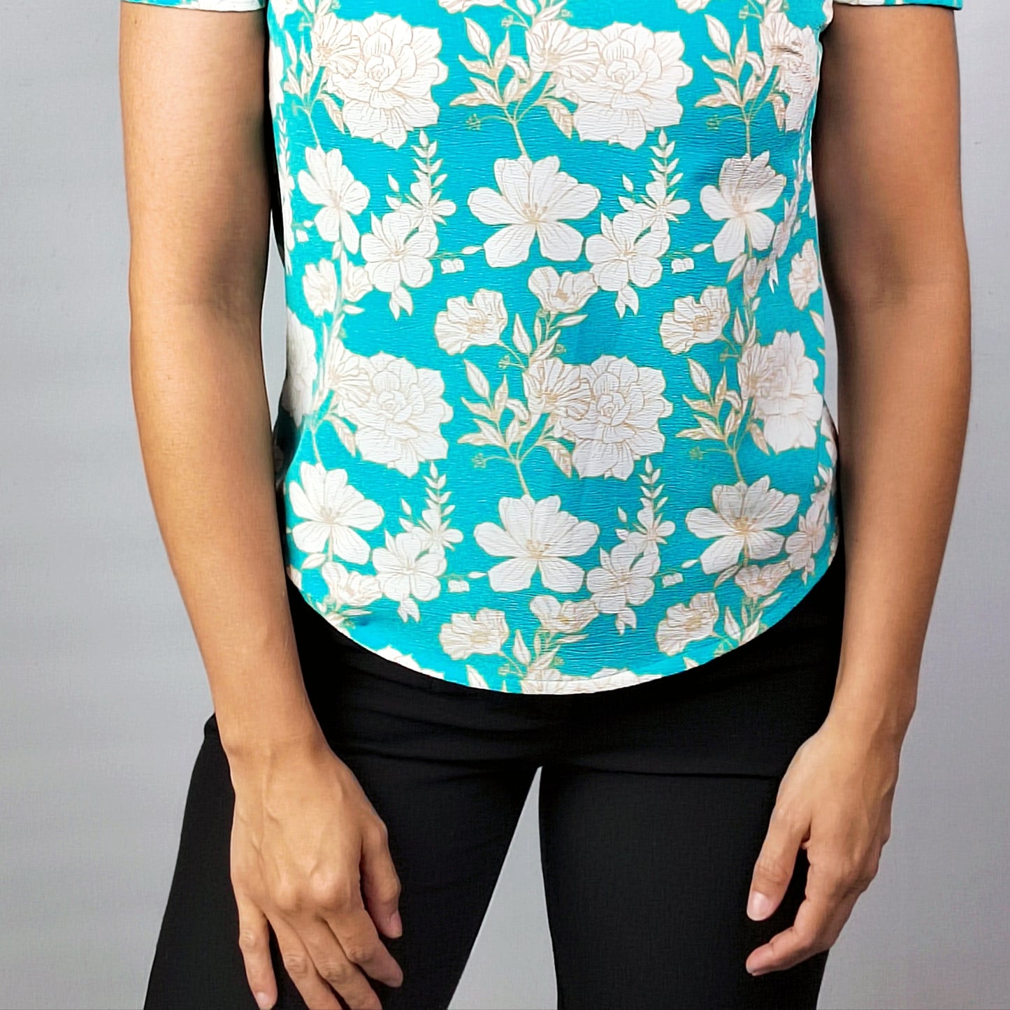 Blusa con detalle en escote