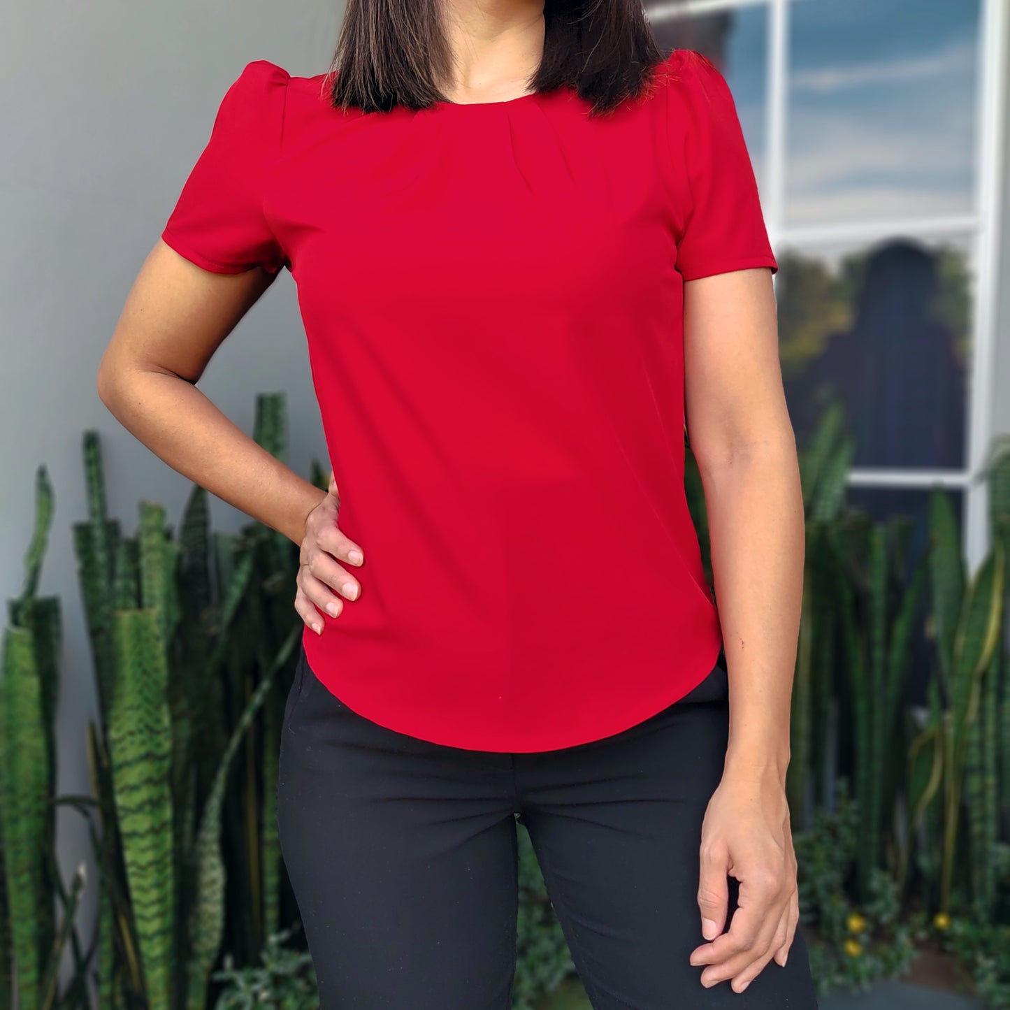 Blusa con pinzas en escote rojo