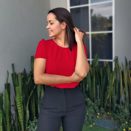 Blusa con pinzas en escote rojo