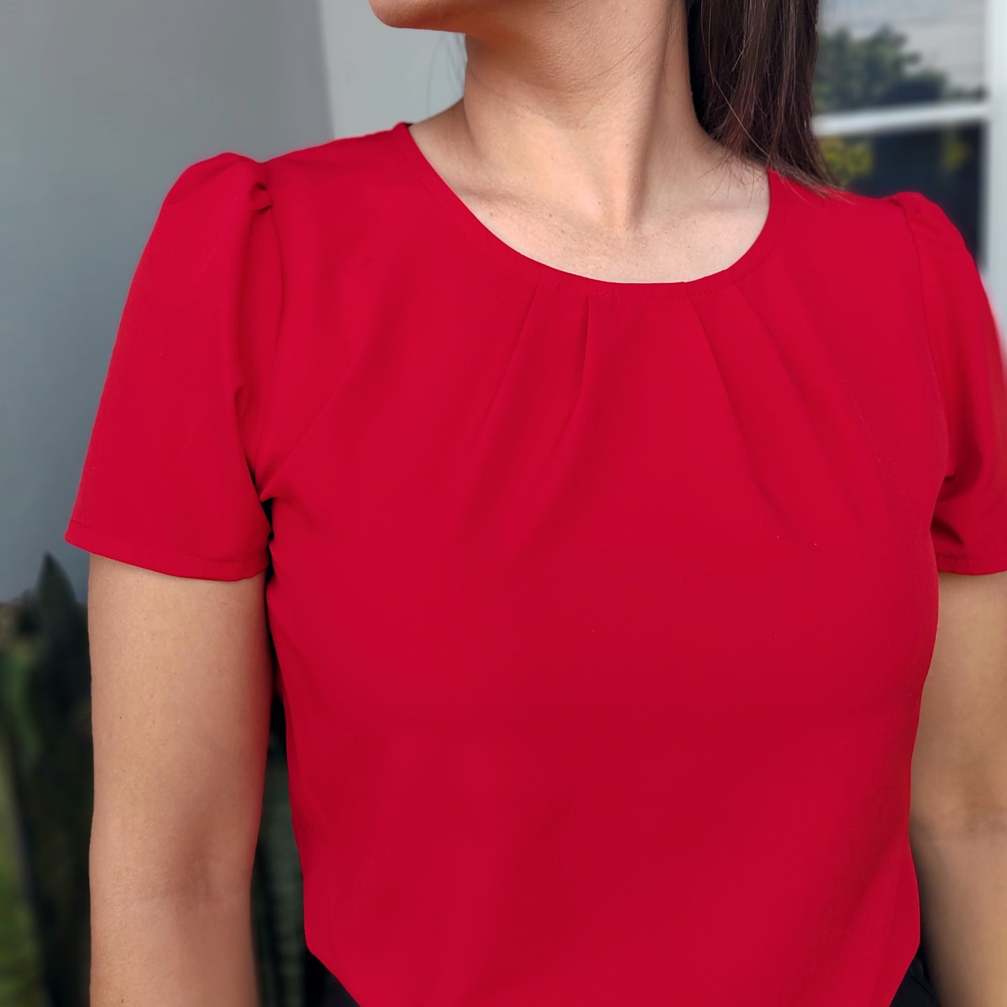 Blusa con pinzas en escote rojo