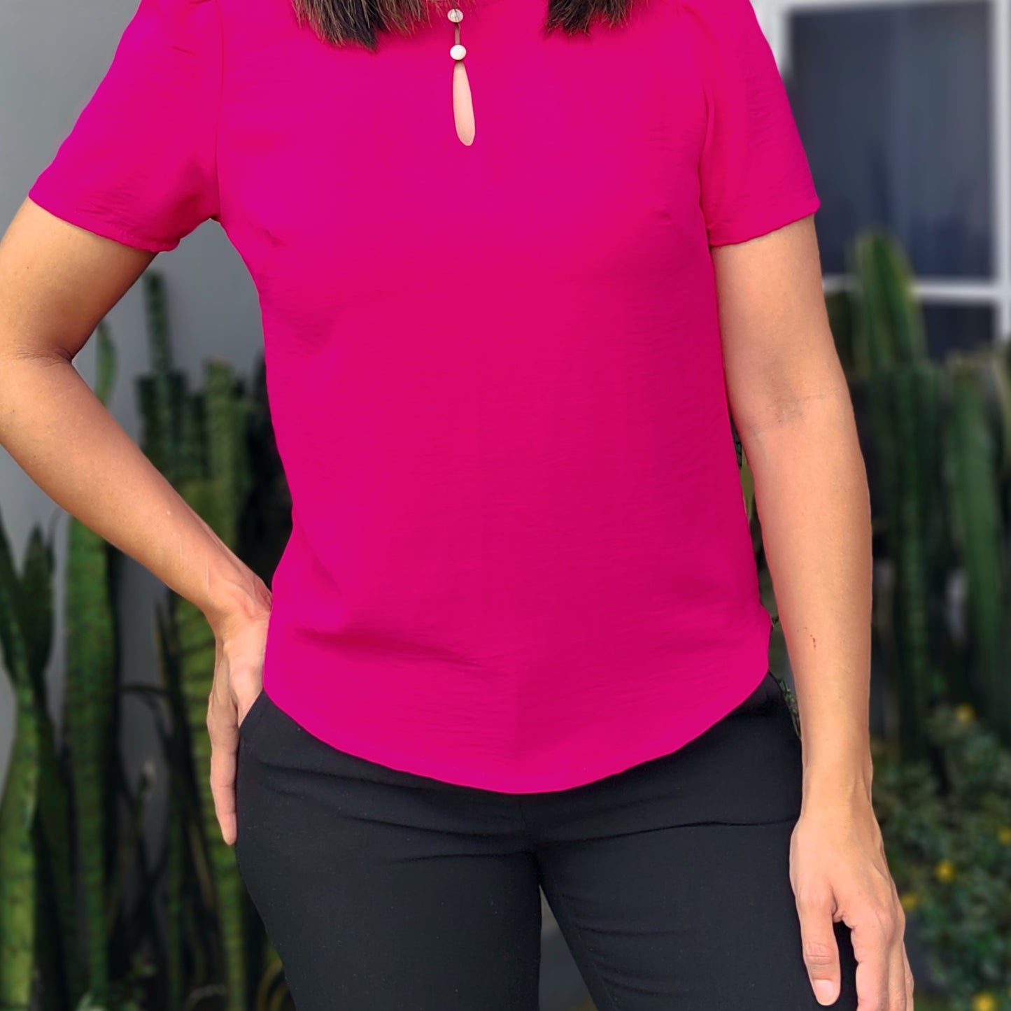 Blusa con botón en escote Fucsia