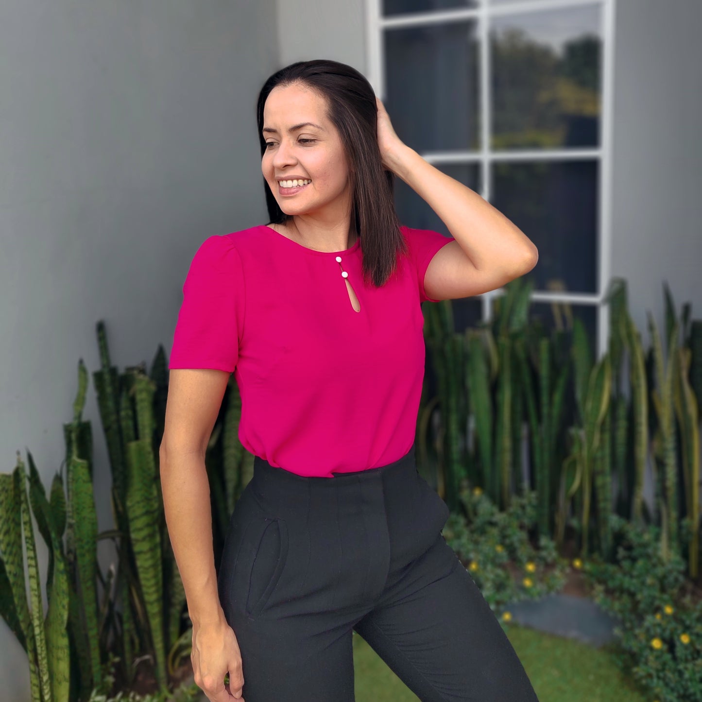 Blusa con botón en escote Fucsia