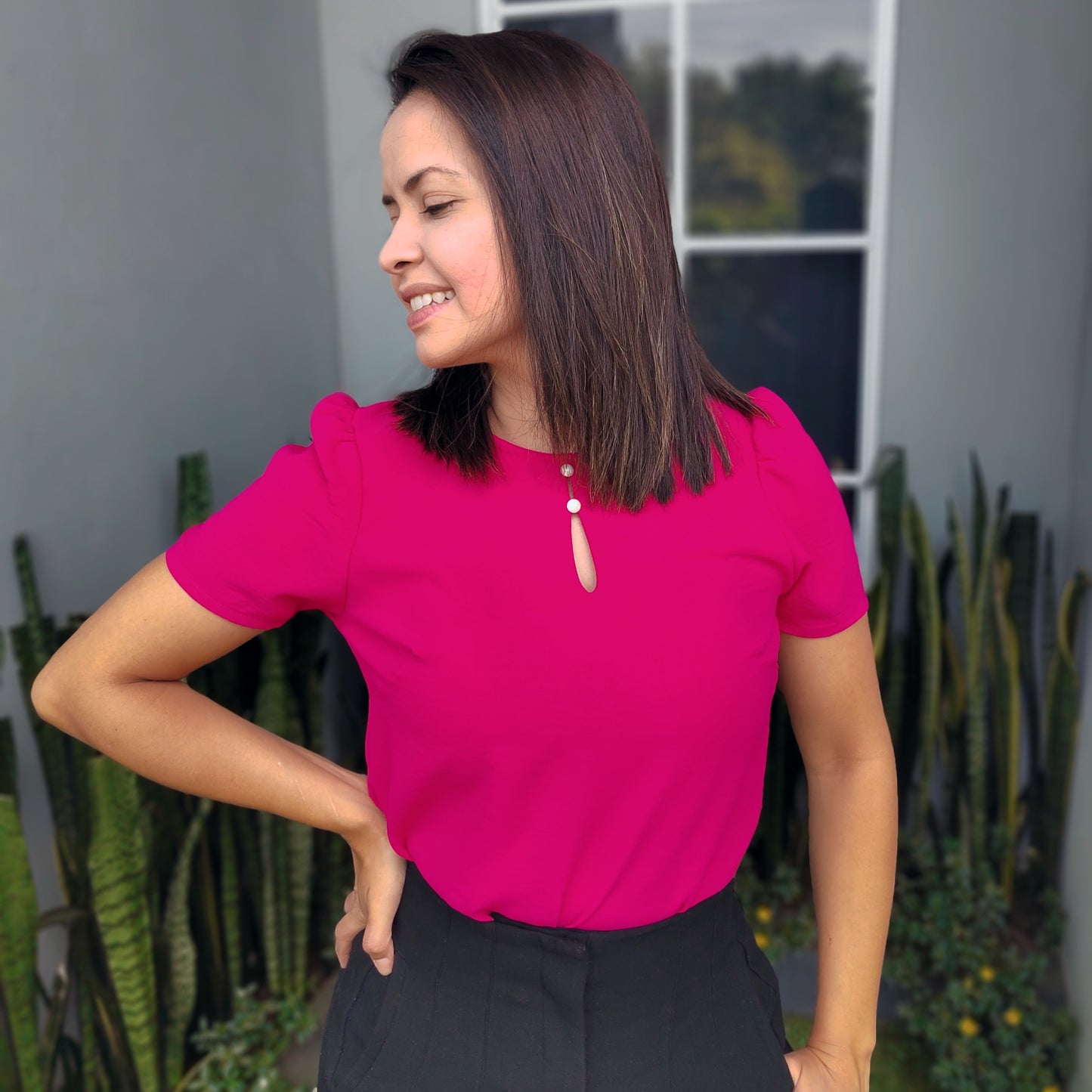 Blusa con botón en escote Fucsia