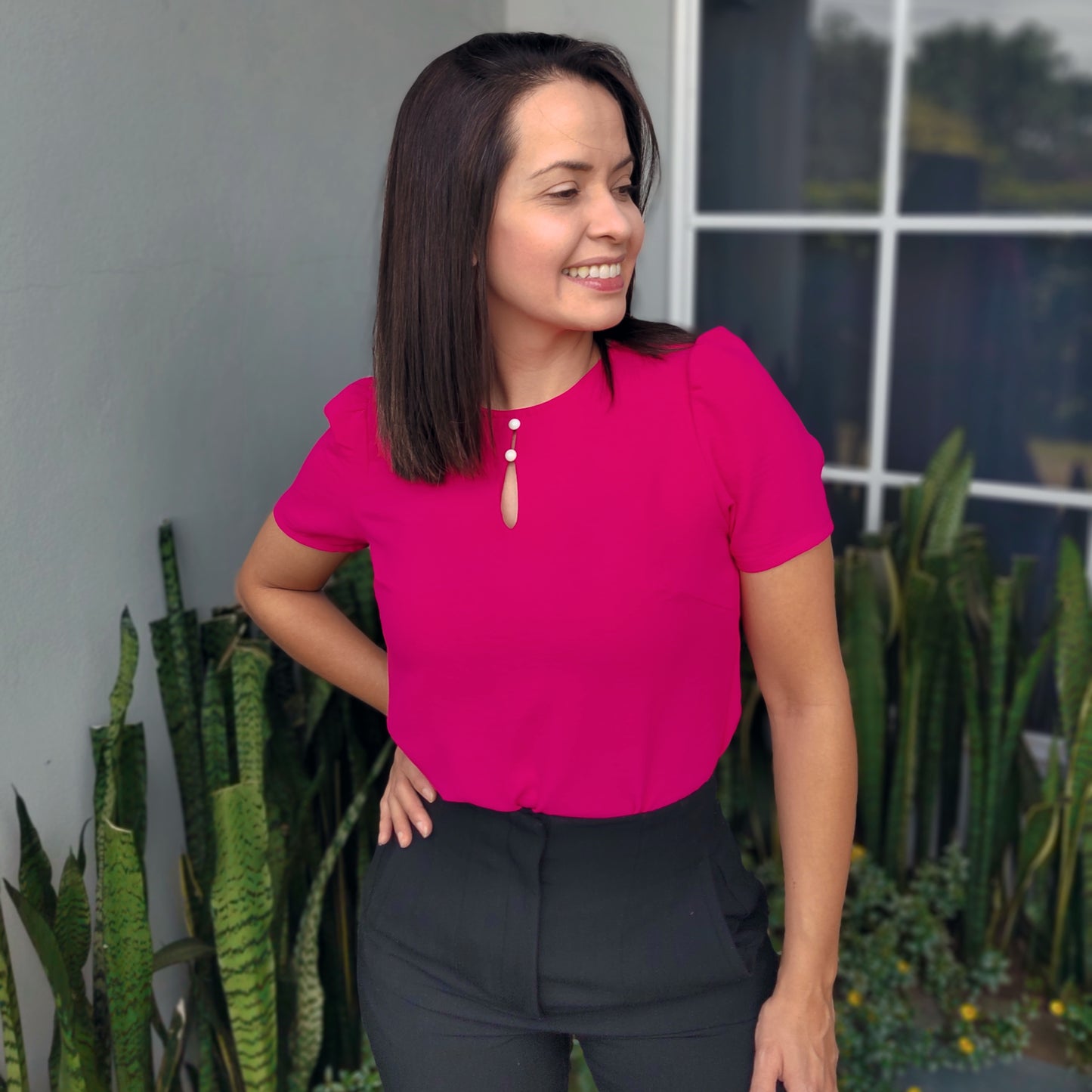 Blusa con botón en escote Fucsia